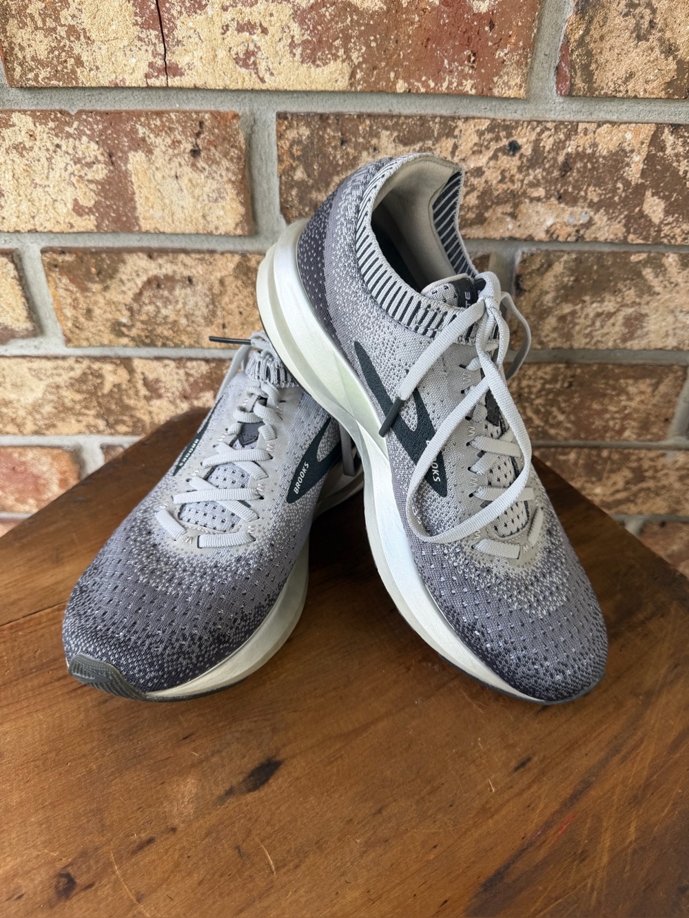 Brooks Levitate 2 Running Shoes Women’s Size 8.5 B Excellent Condition!